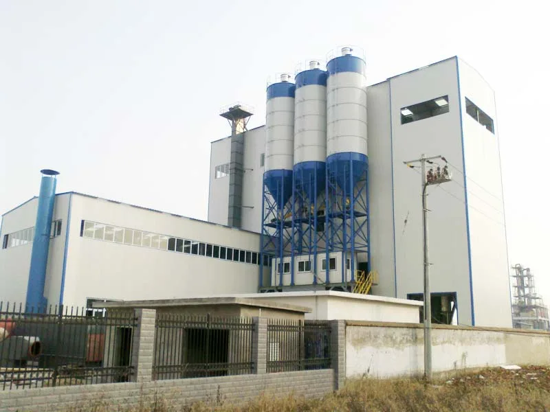 Enclosed dry mortar production plant with exterior storage silos
